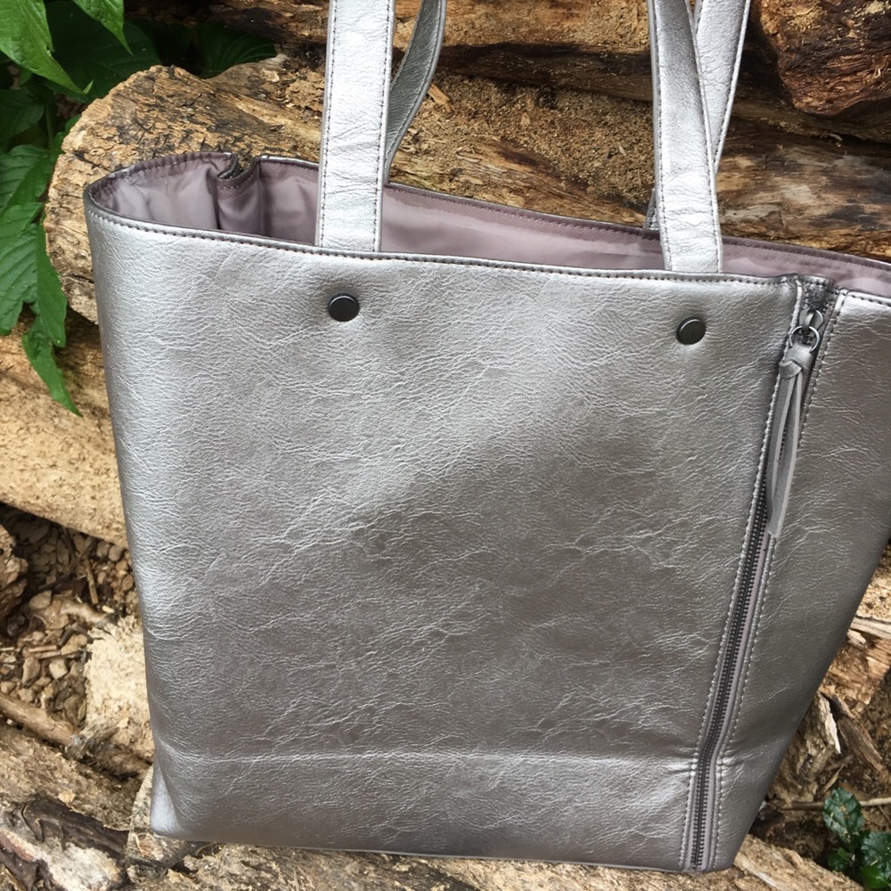 🌷 Nieman Marcus Silver Faux Leather Tote🌷